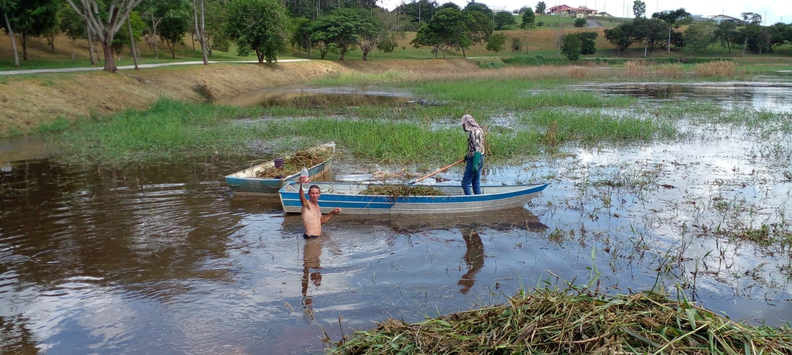 Voluntário acenando no lago